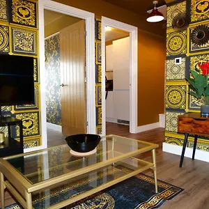https://ultra-deluxe-versace-apartment-near-sheffield.yorkshirehotels.net